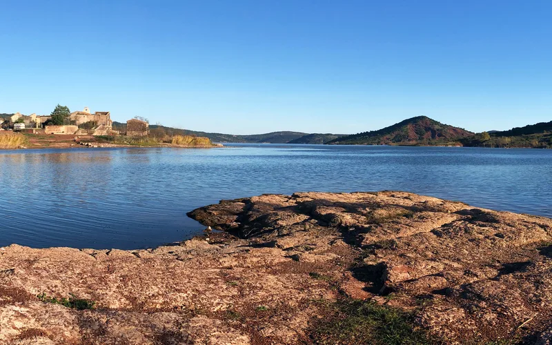 Vue panoramique du lac du Salagou, secteur du domaine multilingue