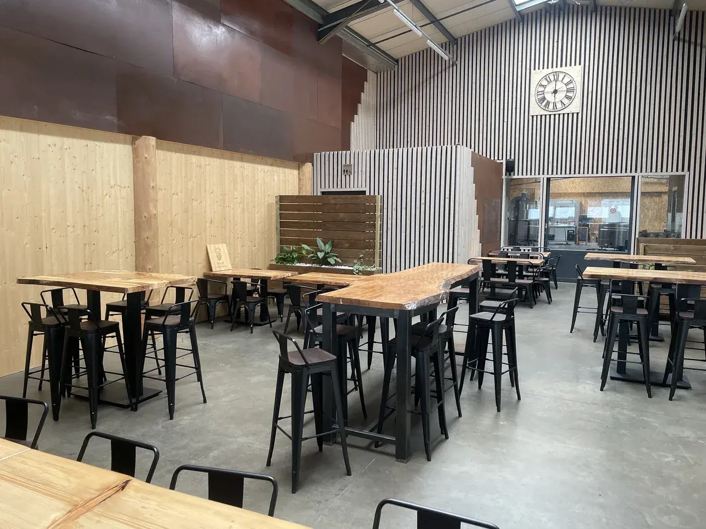 Salle de dégustation de la brasserie Mazesté à Mazet-Saint-Voy