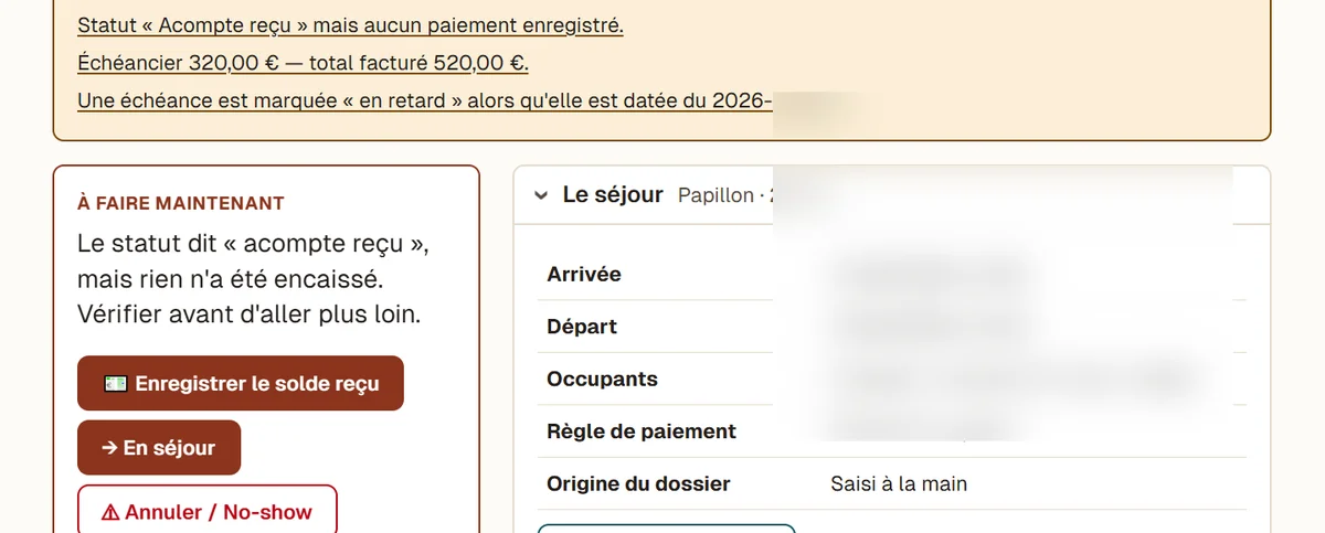 Capture d'une fiche séjour du CRM Gestion-gîtes — alerte de contradiction et boutons d'action
